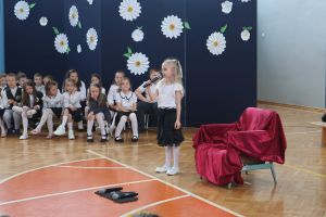 Dziewczynka śpiewa (3)