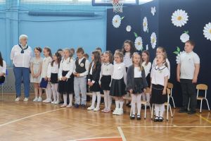 Grupa dzieci śpiewa (2)