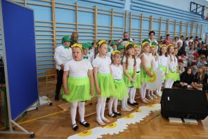 Grupa dzieci śpiewa (3)