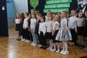 Grupa dzieci śpiewa