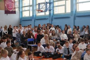 Sala sportowa wypełniona jest publicznością