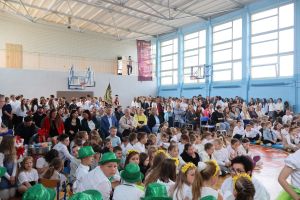 Zapełniona widownia w sali sportowej