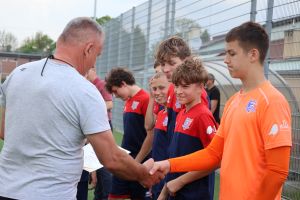 Zwycięzcy odbierają gratulacje (2)