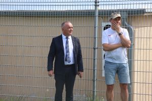 Dwaj mężczyźni stoją przy ogrodzeniu