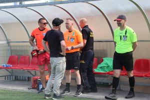 Mężczyźni rozmawiają w boksie trenerskim