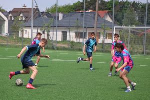 Zawodnicy biegają po boisku (3)