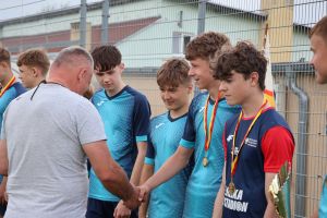 Zawodnik odbiera gratulacje (2)
