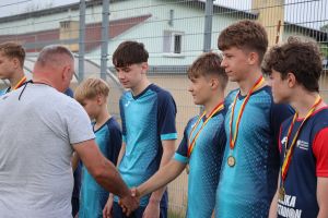 Zawodnik odbiera gratulacje (3)