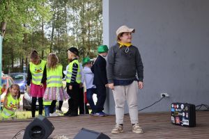 Chłopiec stoi na scenie
