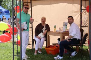 Dwóch mężczyzn i kobieta pozuje do zdjęcia