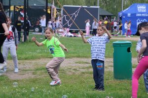 Dzieci bawią się na trawie (5)