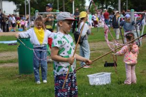Dzieci bawią się na trawie (7)