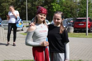 Dziewczynki pozują do zdjęcia