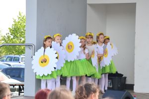 Dziewczynki stoją na scenie