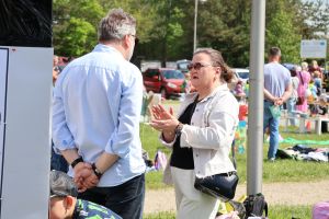 Kobieta rozmawia z mężczyzną