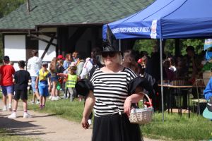 Kobieta z koszykiem pozuje do zdjęcia