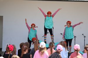 Kobiety występują na scenie (2)