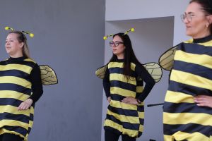Kobiety występują na scenie (4)