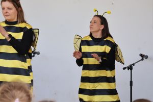 Kobiety występują na scenie (5)