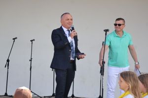 Mężczyzna mówi do mikrofonu (2)