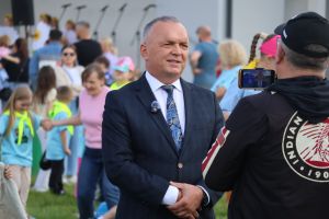 Mężczyzna mówi do telefonu