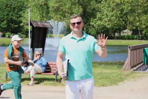 Mężczyzna pozuje do zdjęcia