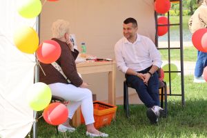 Mężczyzna rozmawia z kobietą