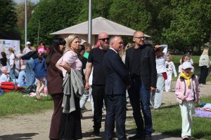 Mężczyźni i kobiety obserwują dziecięce zabawy