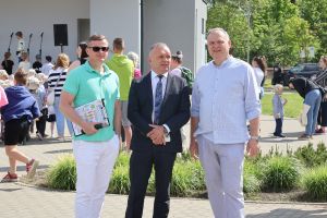 Mężczyźni pozują do zdjęcia