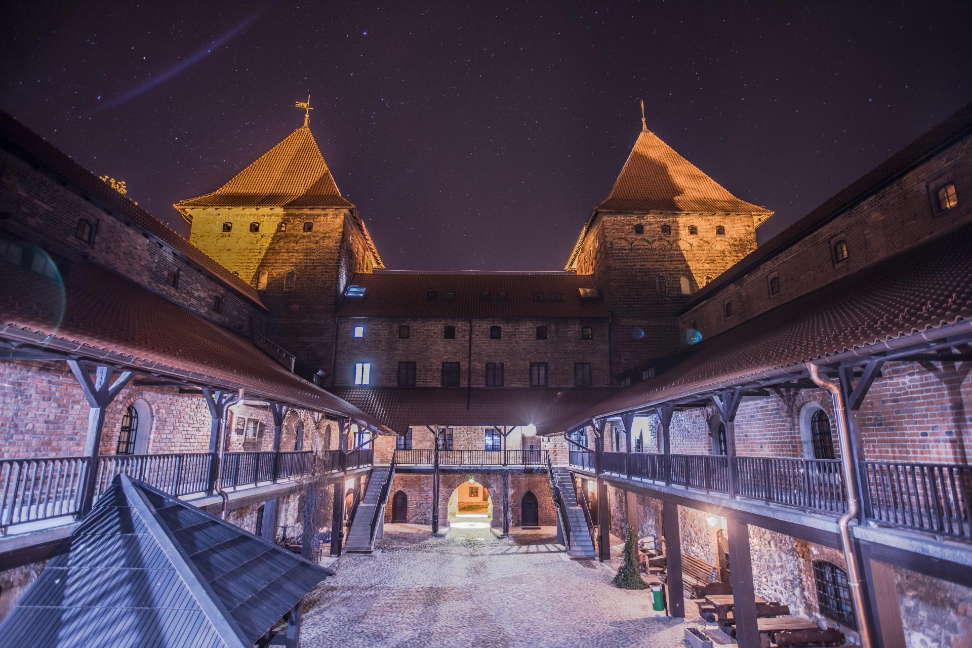 Nocne zdjęcie dziedzińca zamku