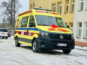 Nowoczesny ambulans na masce kokarda, stojący przed szpitalem w Nidzicy