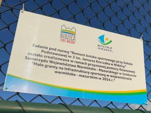Tablica informująca o Remoncie boiska sportowego przy Szkole Podstawowej nr 3 im. Janusza Korczaka w Nidzicy