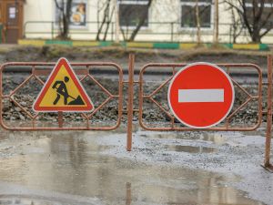 Grafika przedstawiająca wiszące na bramie znaki drogowe - uwaga Roboty Drogowe i Zakaz wjazdu
