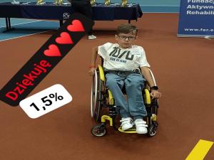 Zdjęcie Oliwiera Nowosielskiego z napisem "Dziękuję - z trzema serduszkami" i "1,5%"