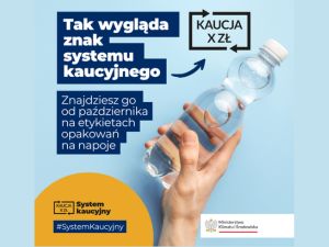 Plastikowa butelka w dłoni z info nt systemu kaucyjnego w Polsce