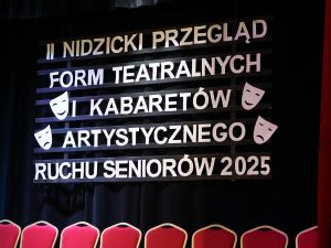 II Nidzicki Przegląd Form Teatralnych i Kabaretów Artystycznych Ruchu Seniorów 2025 - napis na kurtynie