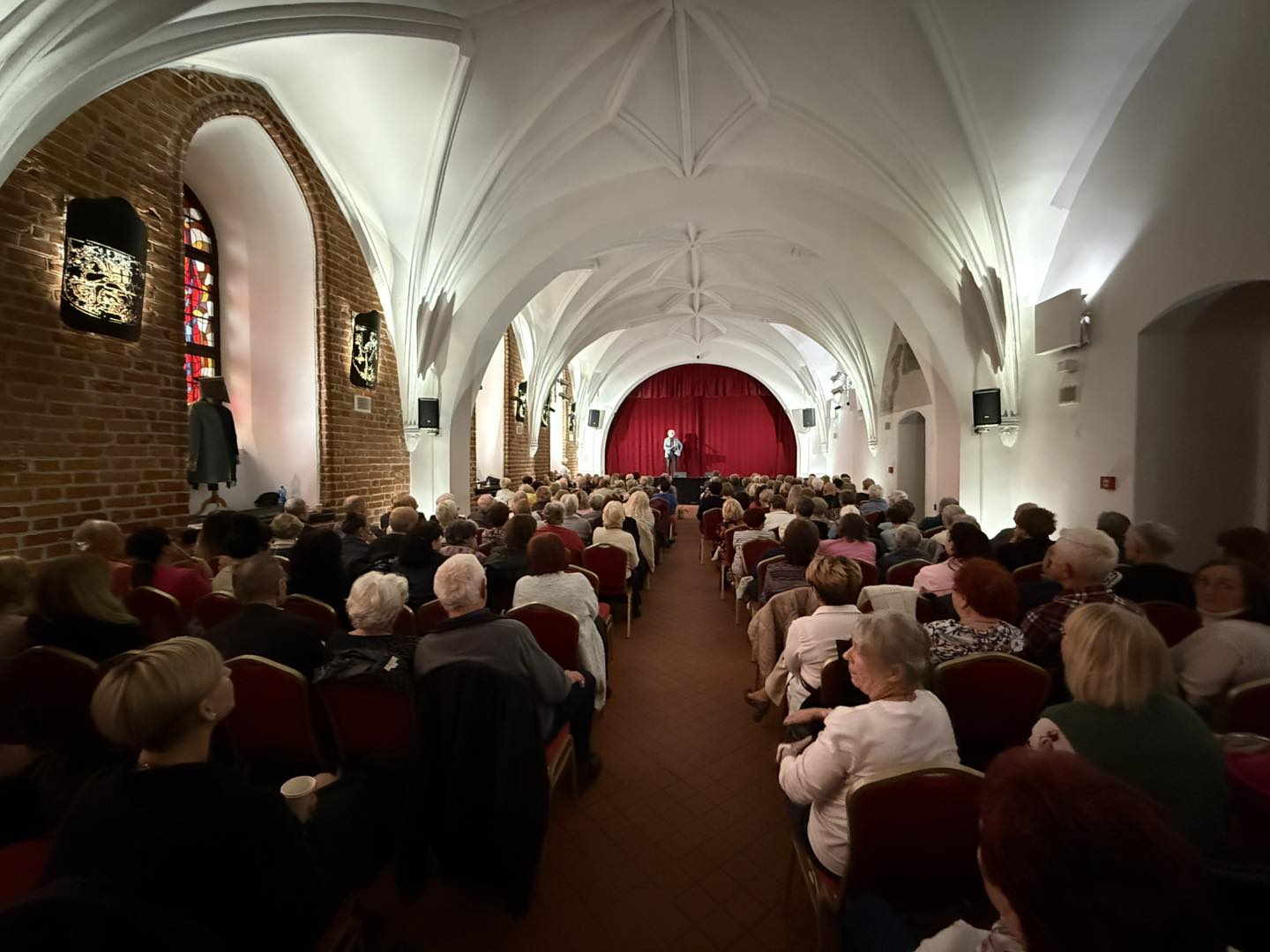 Publiczność na sali rycerskiej nidzickiego zamku
